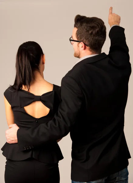 Säker affär par står bredvid varandra, pekar — Stockfoto