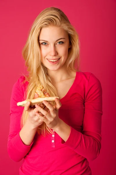 女人与美味的比萨饼，迫不及待地想在它咬人. — 图库照片