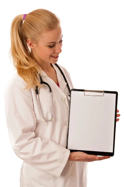 Donna medico con stetoscopio intorno al collo mostrando appunti con — Foto Stock
