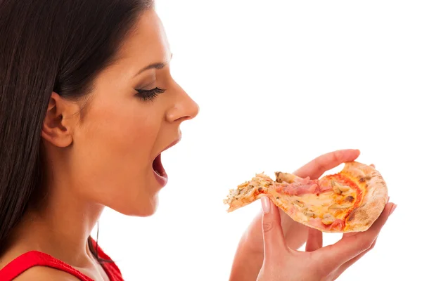 Donna che mangia gustoso pezzo di pizza. Farina di fast food malsana . — Foto Stock