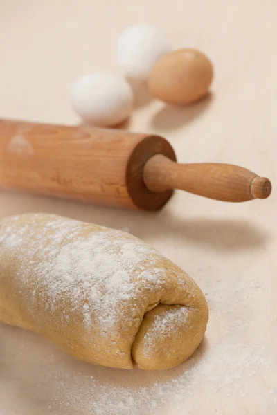 Pasta di farro fatta in casa per tagliatelle su tavolo di legno . — Foto Stock