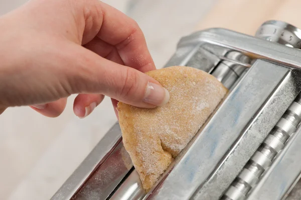 Toczenia domowe orkisz ciasta na makaron z maszynę makaronu. — Zdjęcie stockowe