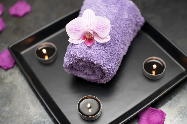 Schönheitssalon Dekoration im Massageraum, Kerzen, Handtuch und Orchidee — Stockfoto