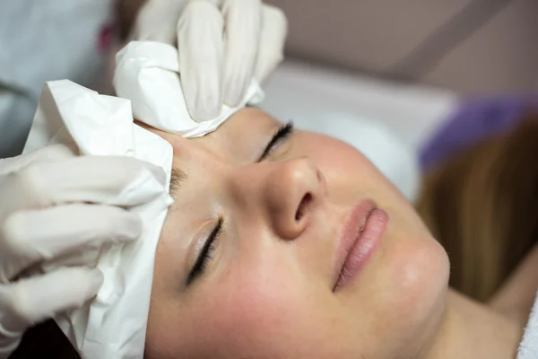 Jovem mulher recebendo beleza terapia facial de limpeza espinha, ac — Fotografia de Stock
