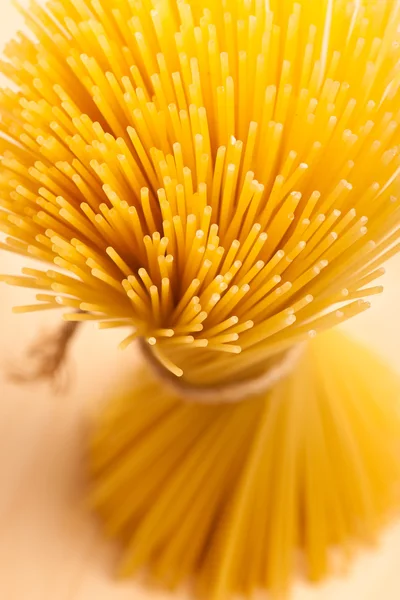 Spaghettis de blé attachés avec une corde en faisceau . — Photo