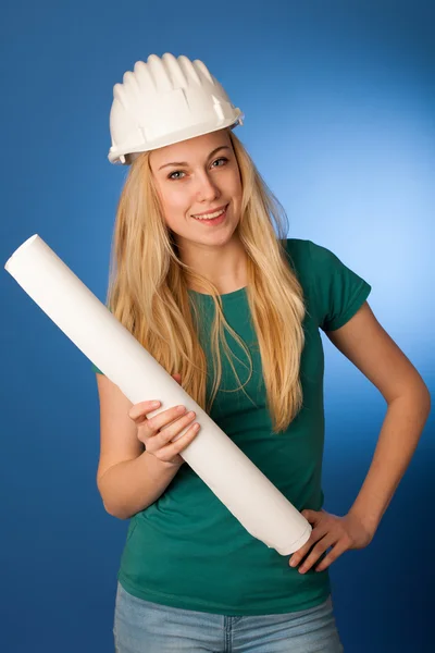 Mujer con casco de constructor y plan de construcción feliz de hacer —  Fotos de Stock