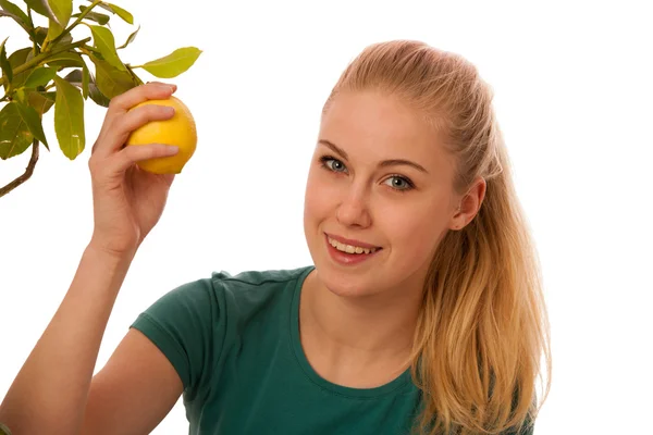 Sarışın kadın büyük, sarı limondan organik hasat büyümek — Stok fotoğraf