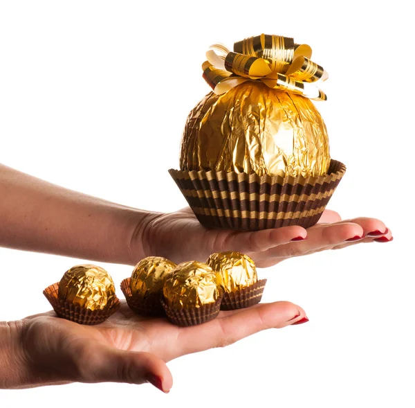 Nagy kerek csokoládé fóliába csomagolva arany nagy íj a — Stock Fotó