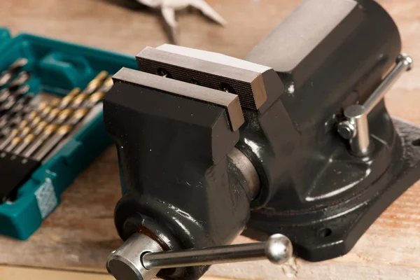 Closeup της κακίας εργαλείο σύσφιξης συσκευή σε φόντο ξύλινη. — Φωτογραφία Αρχείου