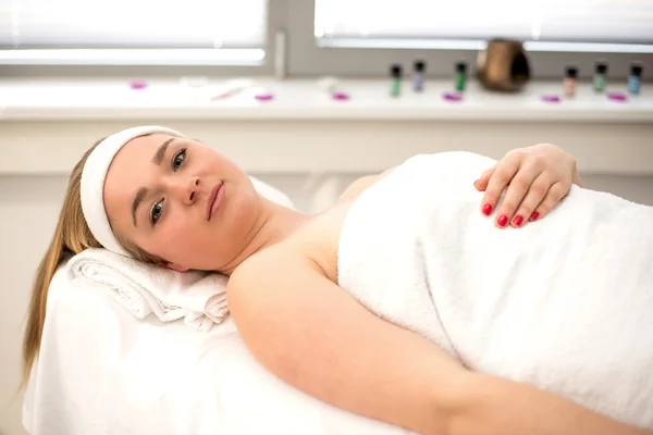 Frau auf Massagetisch für Schönheitsbehandlung vorbereitet. — Stockfoto