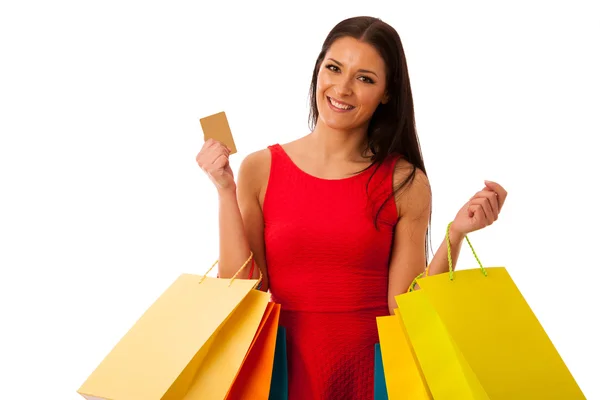 Mulher em vestido vermelho com sacos de compras animado de compra em mal — Fotografia de Stock