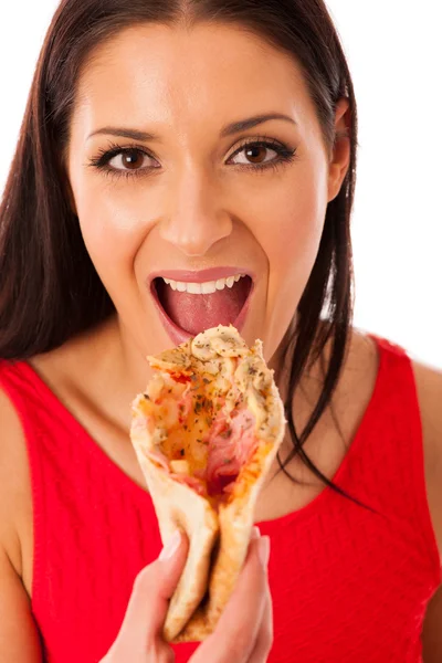 Donna che mangia gustoso pezzo di pizza. Farina di fast food malsana . — Foto Stock