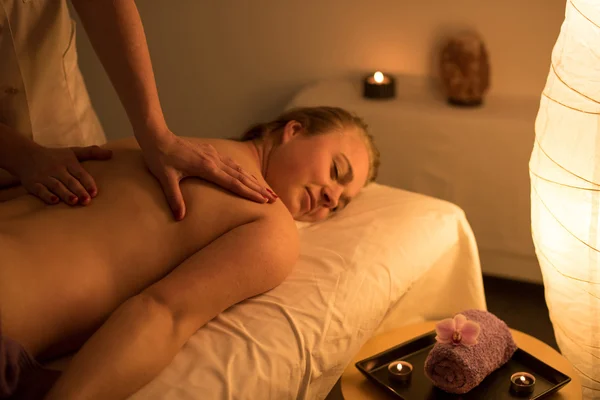 Kvinna njuta av avkopplande ryggmassage i kosmetiska Spa i s — Stockfoto