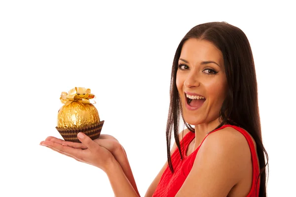 Mujer feliz sosteniendo grandes dulces de chocolate recibidos como regalo . — Foto de Stock