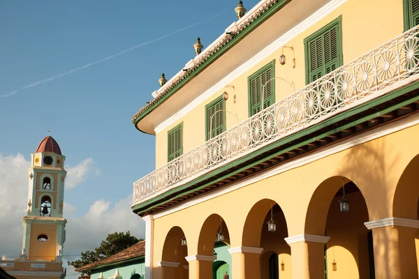 Cidade cubana famosa Trinidad com torre velha da igreja Convento de Sain — Fotografia de Stock