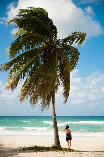 Mujer observando mar Caribe en playa de arena en Varadero en Cuba — Foto de Stock