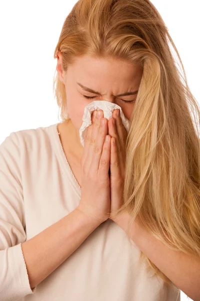Mujer enferma con gripe y fiebre sonándose la nariz en tejido aislado ov — Foto de Stock