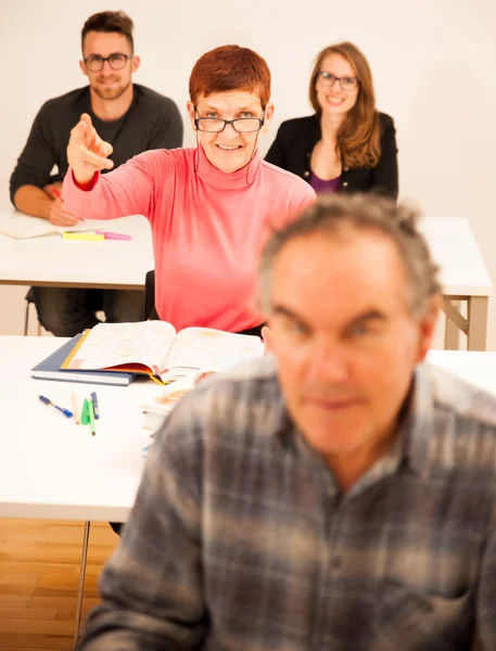 Gruppe von Menschen unterschiedlichen Alters sitzen im Klassenzimmer und besuchen — Stockfoto