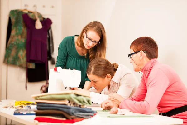 Three women are sewing on handcraft workshop. They are teaching — Stock Photo, Image