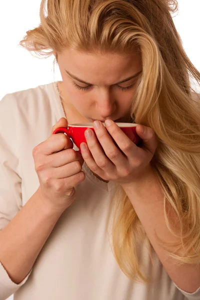 Άρρωστη γυναίκα πίνοντας τσάι απομονωθεί σε λευκό φόντο. — Φωτογραφία Αρχείου
