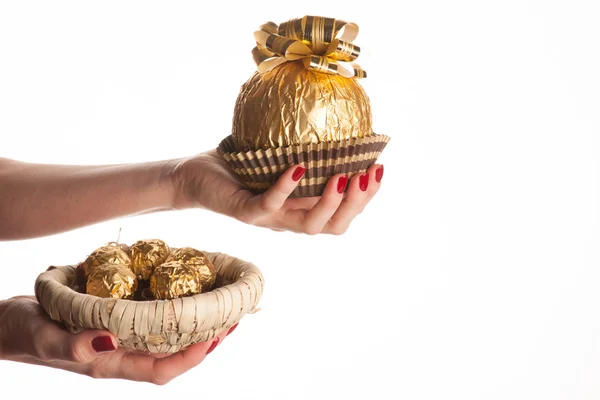 Velké kulaté čokoládové bonbóny zabalené do zlaté fólie s velkým luk na — Stock fotografie