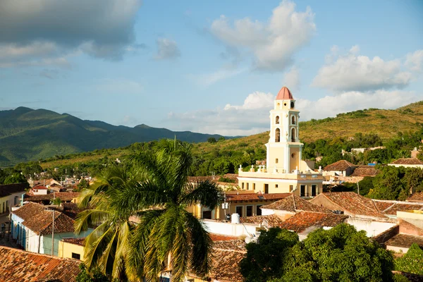 Známé kubánské město Trinidad s staré kostelní věže kláštera Sain — Stock fotografie