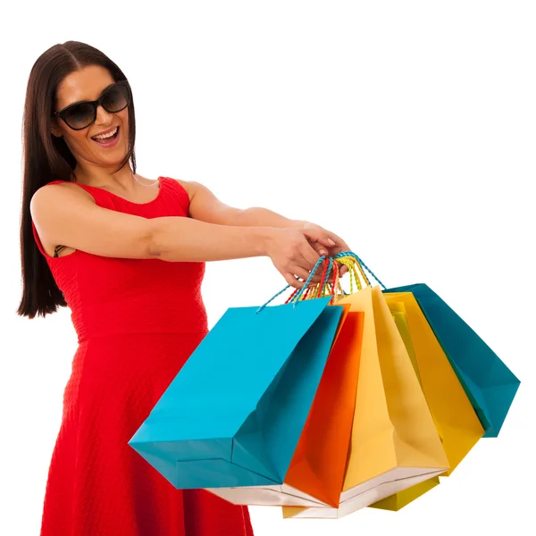 Vrouw in rode jurk met boodschappentassen opgewonden van aankoop in mal — Stockfoto