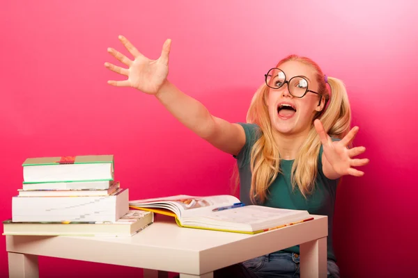Verspielt, freche Schülerin mit großer Brille, die mit Pap spielt — Stockfoto