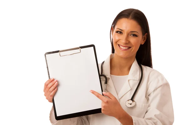 Mujer médico con estetoscopio alrededor del cuello mostrando portapapeles con —  Fotos de Stock