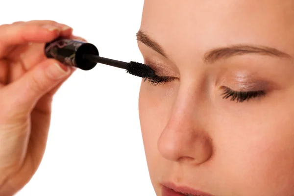 Woman applying black mascara on eyelashes, doing makeup. — Stock Photo, Image