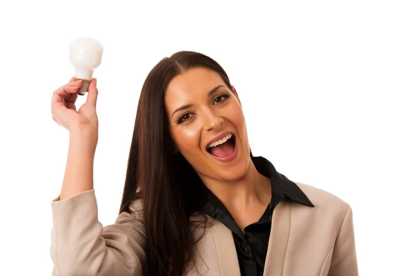 Donna che tiene la lampadina sopra la testa come segno di una nuova idea . — Foto Stock