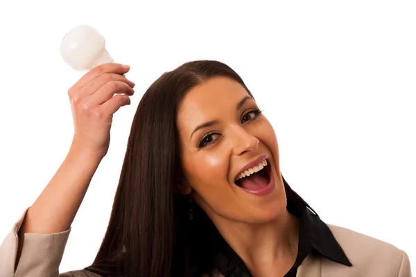 Mujer sosteniendo la bombilla por encima de la cabeza como signo de una nueva idea . —  Fotos de Stock