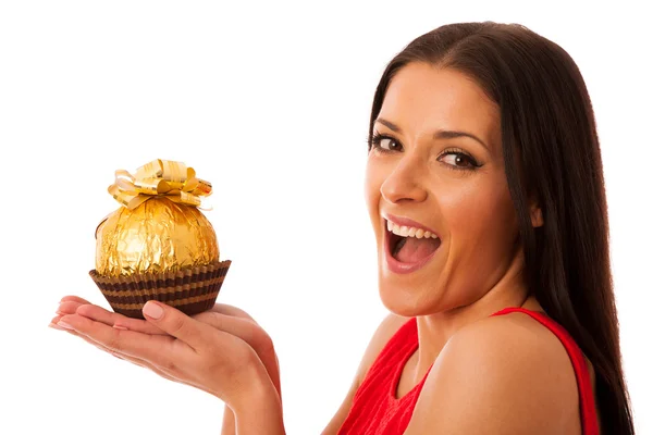 Mujer feliz sosteniendo grandes dulces de chocolate recibidos como regalo . — Foto de Stock