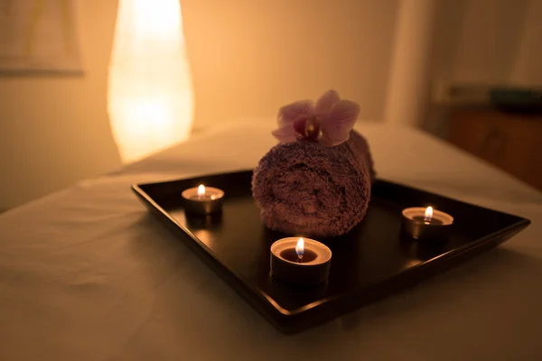 Decoração de salão de beleza na sala de massagem, velas, toalha e orch — Fotografia de Stock