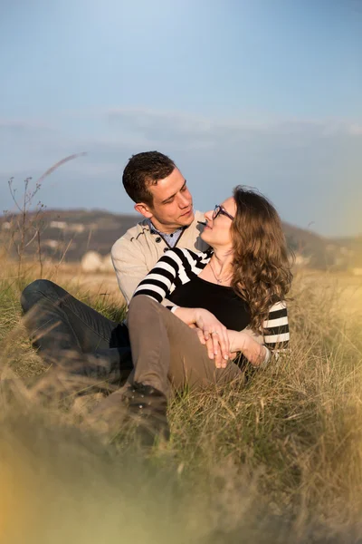 Pareja enamorada en el día de compromiso en el parque natural . — Foto de Stock