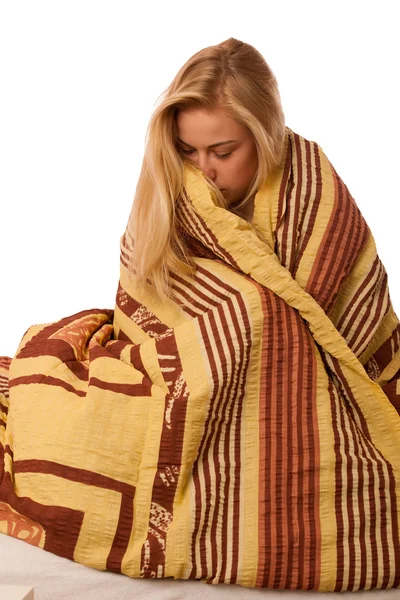 Больной женщине, сидящей на плохо завернутой в одеяло чувствует себя плохо, имеет — стоковое фото