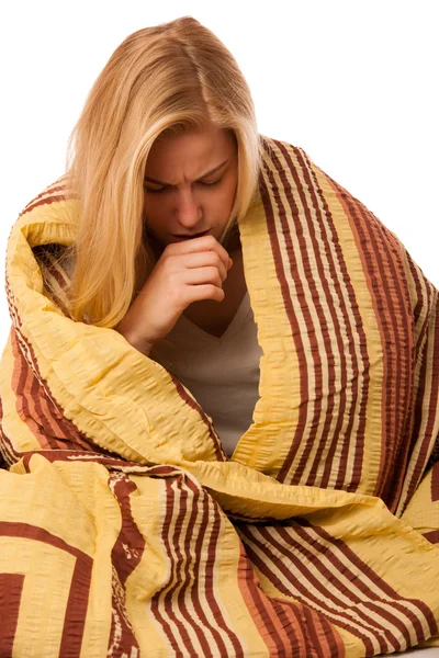 Zieke vrouw zittend op slechte gewikkeld in een deken gevoel ziek, heeft — Stockfoto