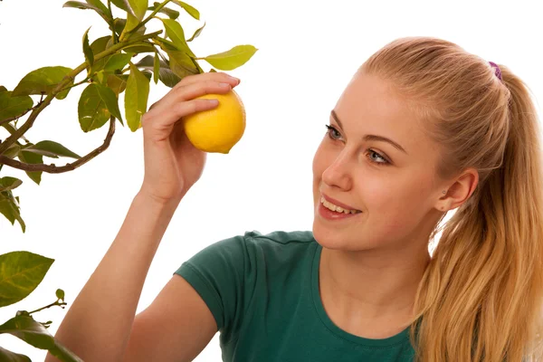 Sarışın kadın büyük, sarı limondan organik hasat büyümek — Stok fotoğraf