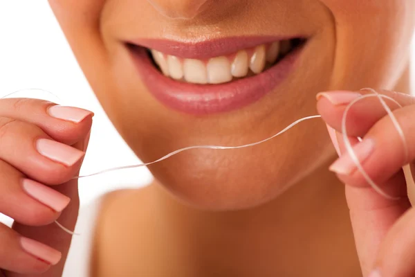 Mujer limpiando dientes con hilo dental para una higiene perfecta y h — Foto de Stock