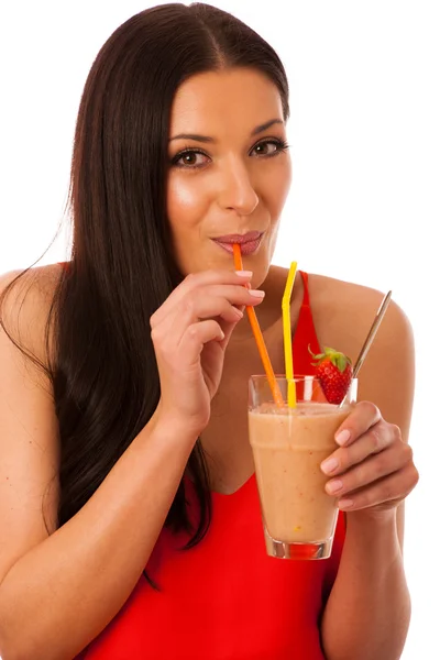 Frau trinkt gesunden Smoothie mit frischen Früchten verziert mit roten s — Stockfoto