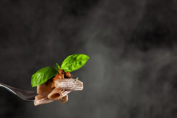 Čerstvé vařené pohankové těstoviny na větev s boloňská omáčka a gr — Stock fotografie