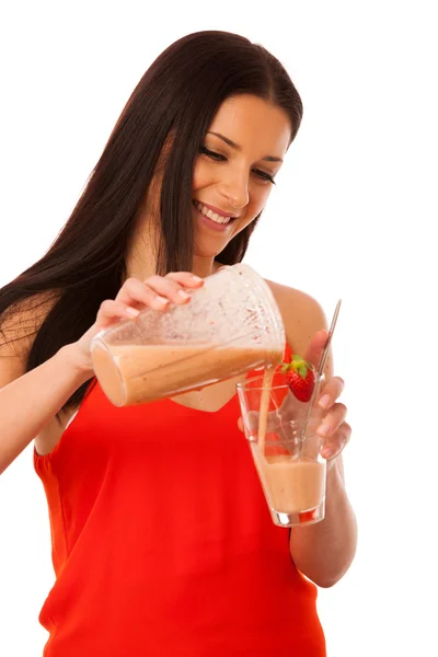 Donna che prepara sano frullato di frutta fresca . — Foto Stock