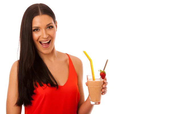 レッド s で飾られた女性飲酒の健康的なフレッシュ フルーツ スムージー — ストック写真