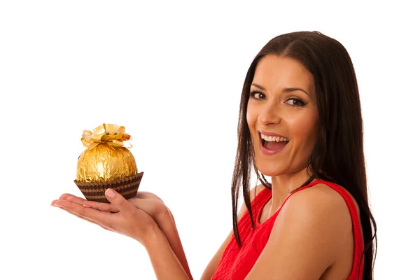 Mujer feliz sosteniendo grandes dulces de chocolate recibidos como regalo . — Foto de Stock