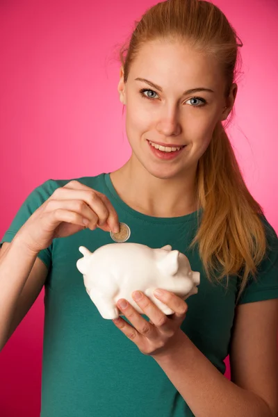 Mulher com banco porquinho em mãos animadas para economizar . — Fotografia de Stock