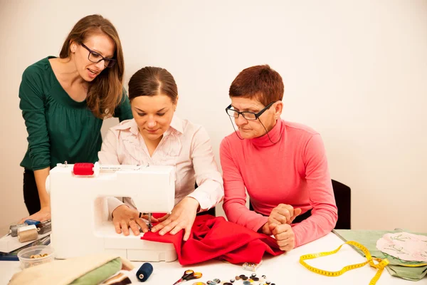 Three women are sewing on handcraft workshop. They are teaching — Stock Photo, Image