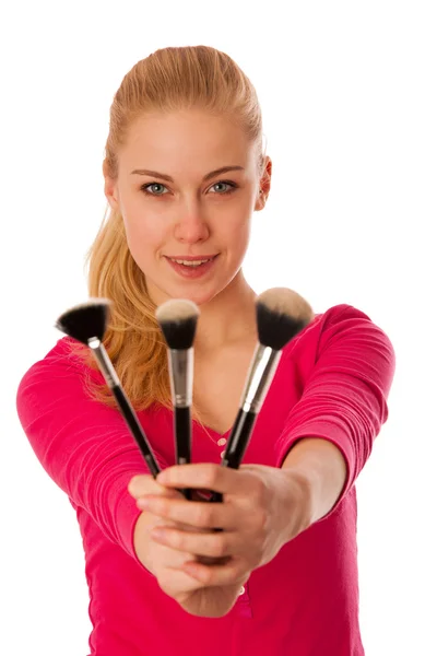 Mulher com escovas de cosméticos para maquiagem isolada . — Fotografia de Stock
