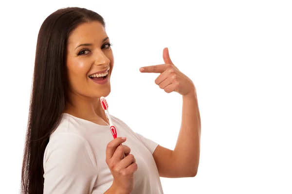 Mujer limpiando dientes con cepillo de dientes para una higiene perfecta y hea —  Fotos de Stock