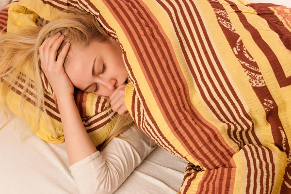 Mujer enferma acostada en la cama cubierta con manta, sintiéndose mal, tiene f — Foto de Stock