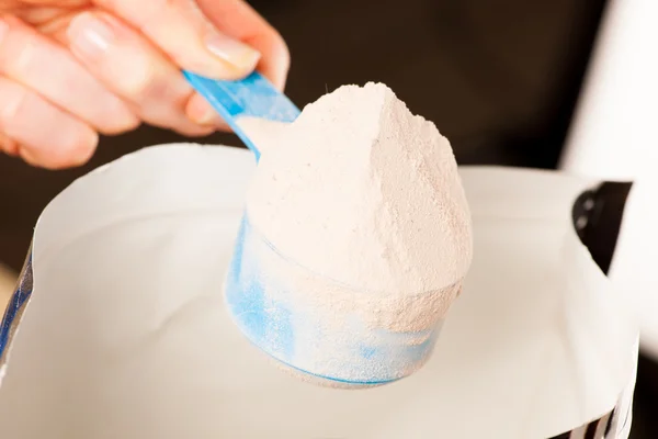 Cuchara de medición amontonada de proteína de suero en polvo con fla de chocolate —  Fotos de Stock